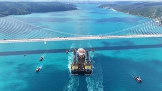 Dev vinç gemisi 'Saipem 7000' İstanbul Boğazı'ndan geçti
