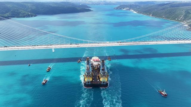 Dev vinç gemisi 'Saipem 7000' İstanbul Boğazı'ndan geçti