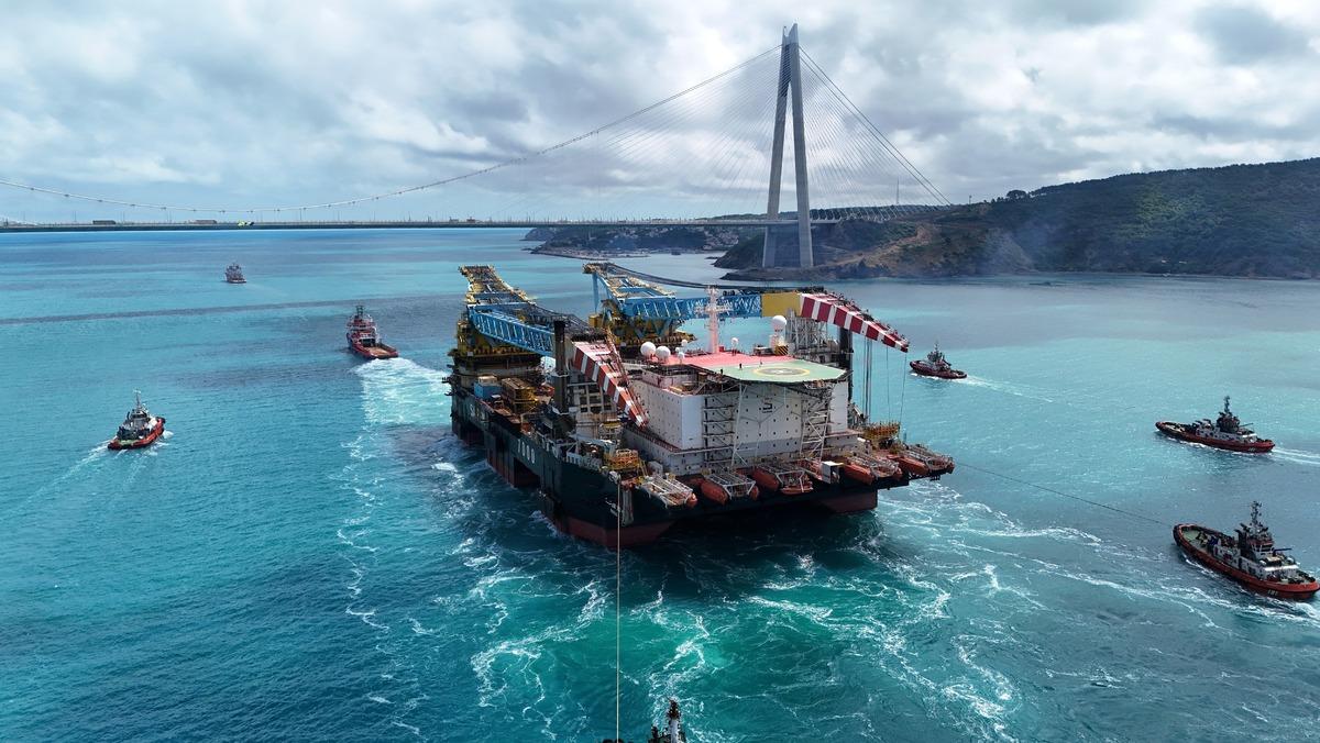 Dev vin&ccedil; gemisi  Saipem 7000  İstanbul Boğazı ndan ge&ccedil;ti 2
