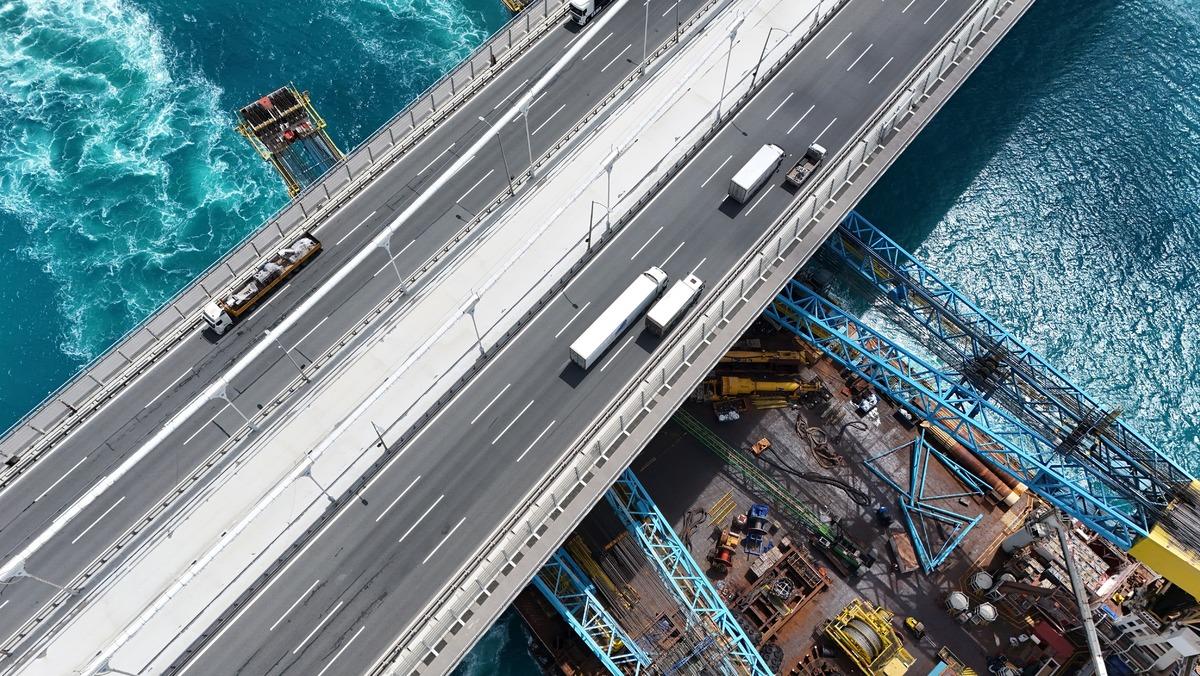 Dev vin&ccedil; gemisi  Saipem 7000  İstanbul Boğazı ndan ge&ccedil;ti 1