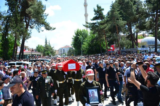 Ağrı şehidi Recep Yıldırım'ı son yolculuğuna 5 bin kişi uğurladı