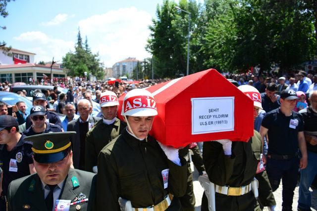 Ağrı şehidi Recep Yıldırım'ı son yolculuğuna 5 bin kişi uğurladı