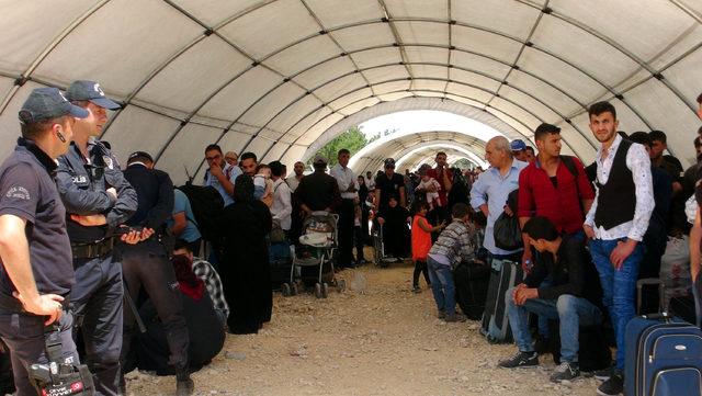 Suriyeliler, bayram i&ccedil;in &uuml;lkelerine d&ouml;n&uuml;yor 3