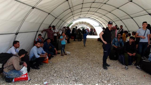 Suriyeliler, bayram i&ccedil;in &uuml;lkelerine d&ouml;n&uuml;yor 4