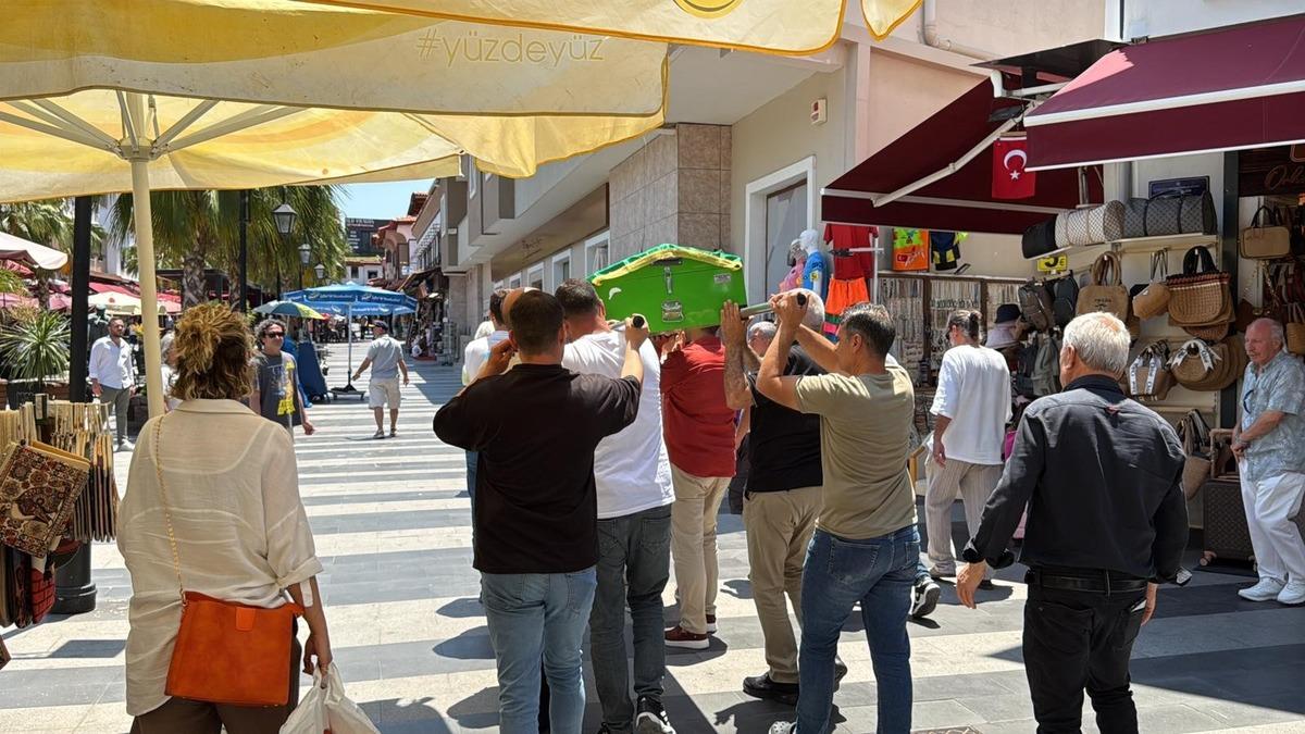 Ece İrtem in cenazesi camiye getirildi! Fotoğraf yarışı pes dedirtti 2