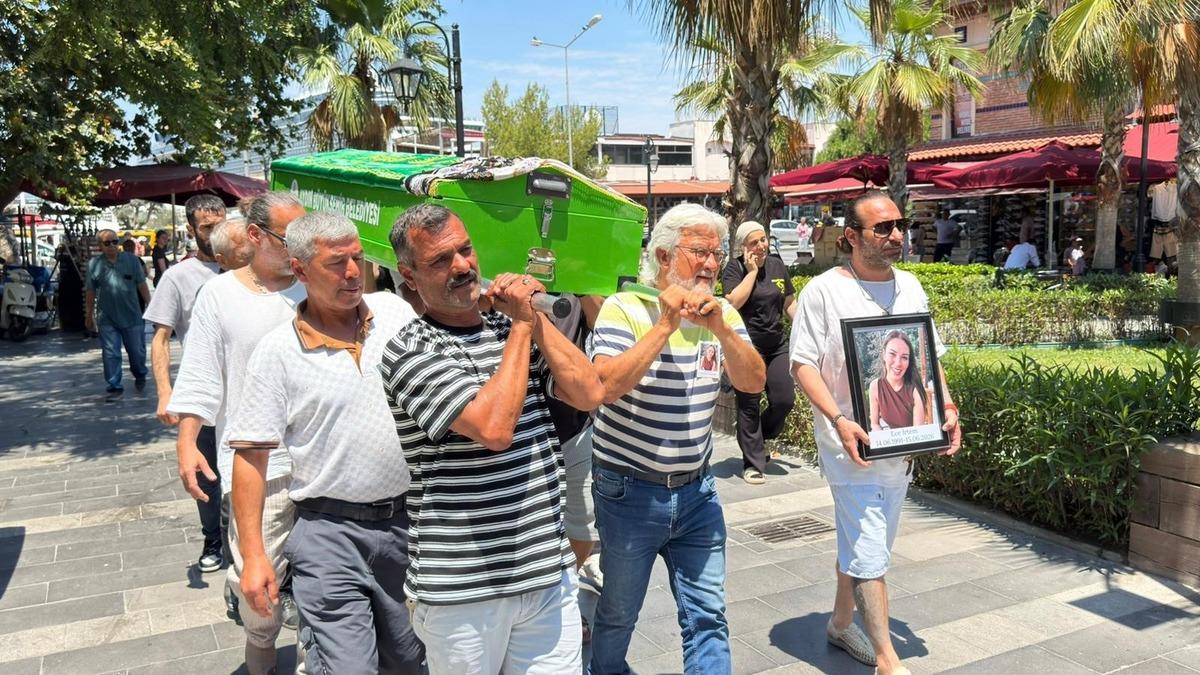 Ece İrtem in cenazesi camiye getirildi! Fotoğraf yarışı pes dedirtti 1