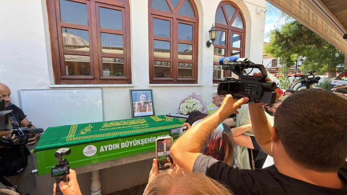 Ece İrtem in cenazesi camiye getirildi! Fotoğraf yarışı pes dedirtti 7