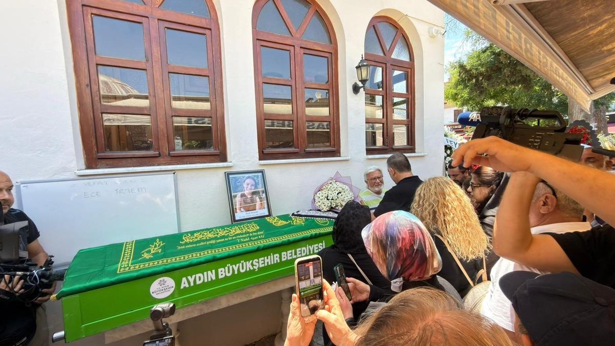 Ece İrtem in cenazesi camiye getirildi! Fotoğraf yarışı pes dedirtti 4