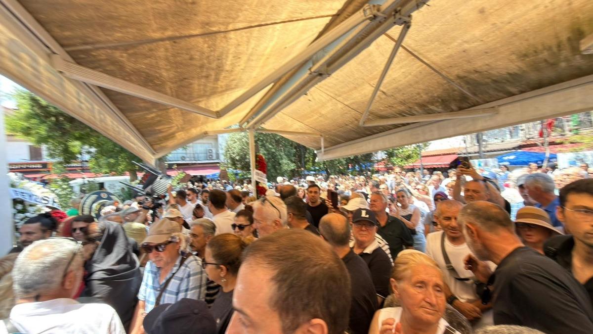 Ece İrtem in cenazesi camiye getirildi! Fotoğraf yarışı pes dedirtti 8