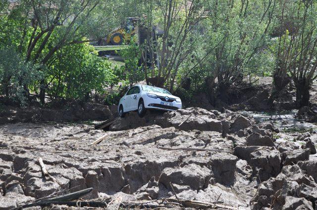 Yozgat'ta sağanak ve dolu; evleri su bastı