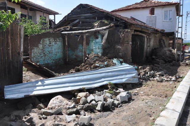 Yozgat'ta sağanak ve dolu; evleri su bastı