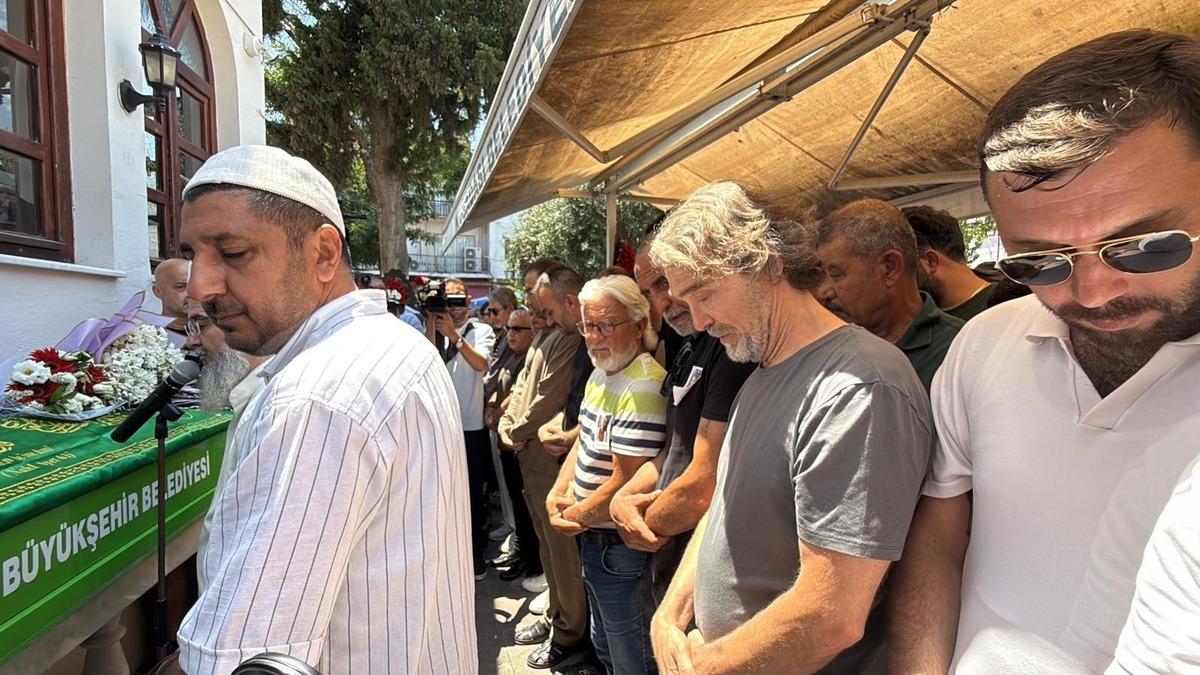 Ece İrtem in cenazesi camiye getirildi! Fotoğraf yarışı pes dedirtti 5