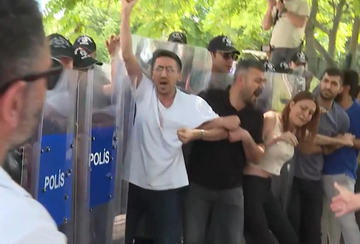 A&ccedil;lık grevindeki &ouml;ğretmenlere polis m&uuml;dahalesi! G&ouml;zaltılar var 2