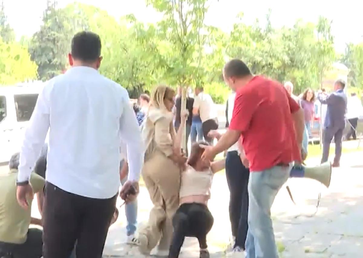 A&ccedil;lık grevindeki &ouml;ğretmenlere polis m&uuml;dahalesi! G&ouml;zaltılar var 3