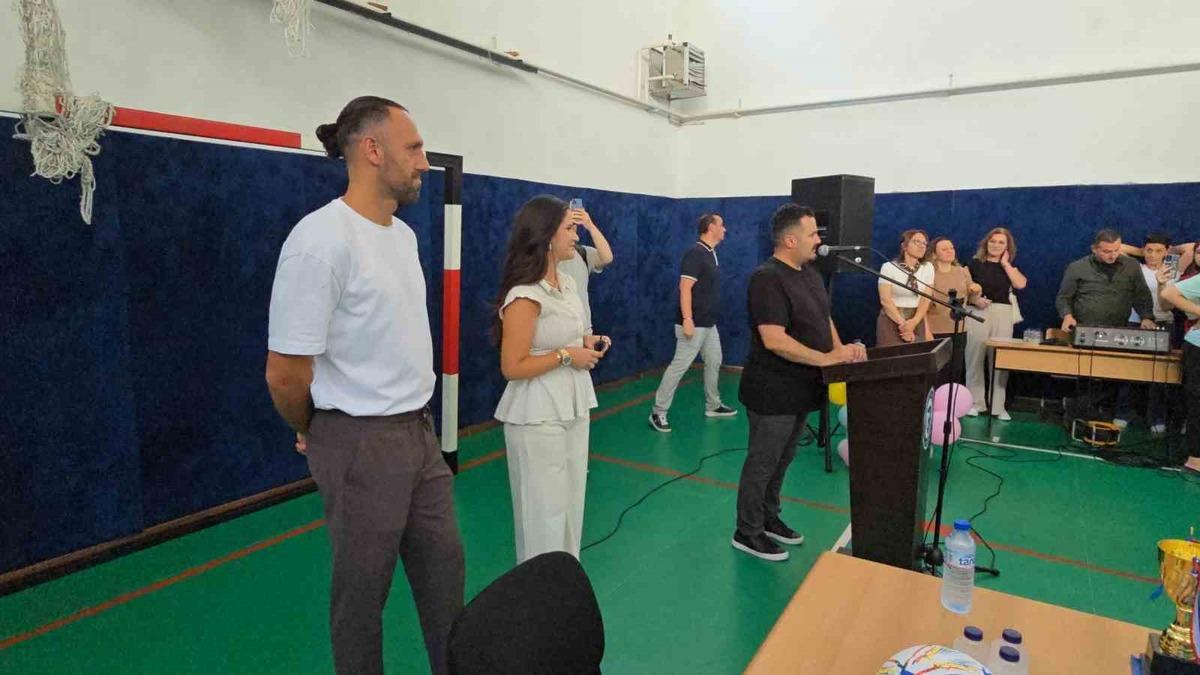 Vedat Muriqi’e Prizren’de öğrencilerden büyük ilgi 2
