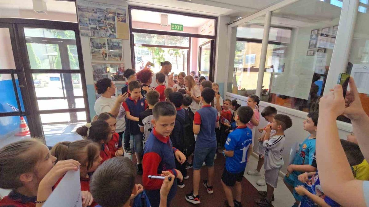 Vedat Muriqi’e Prizren’de öğrencilerden büyük ilgi 1