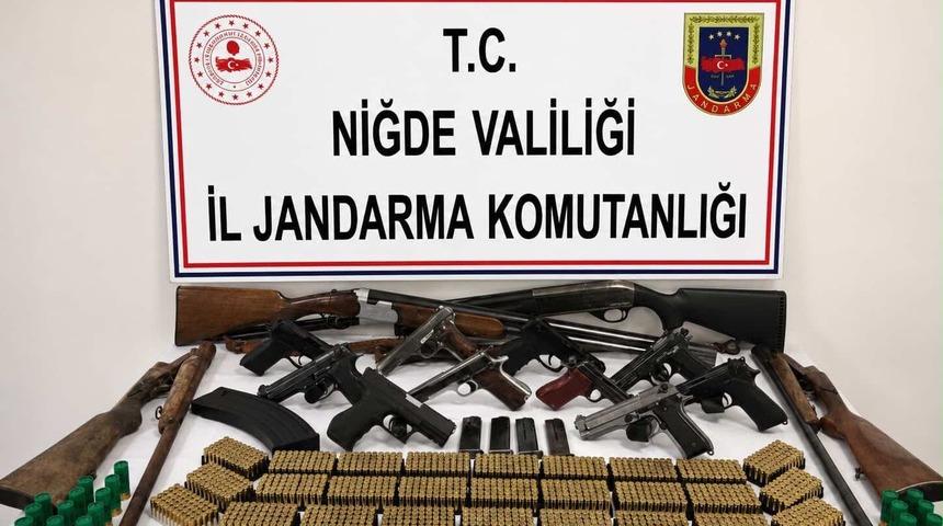 Niğde merkezli silah ka&ccedil;ak&ccedil;ılığı operasyonunda 14 zanlı yakalandı