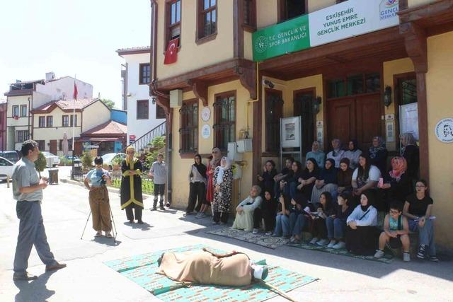 Yunus Emre’nin hayatı açık havada tiyatro oyunuyla sahnelendi 1