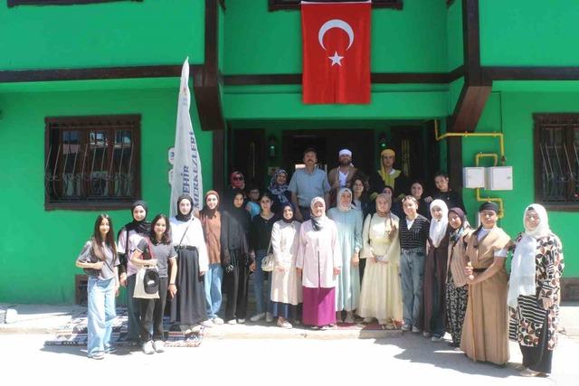 Yunus Emre’nin hayatı açık havada tiyatro oyunuyla sahnelendi 4