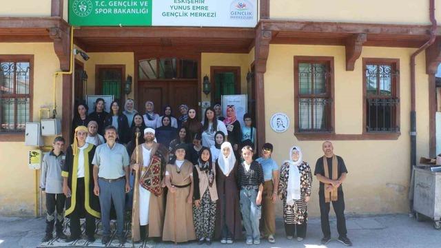 Yunus Emre’nin hayatı açık havada tiyatro oyunuyla sahnelendi