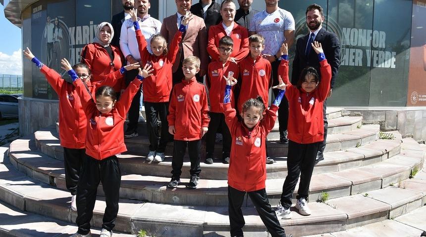 Cimnastik&ccedil;iler analig yolcusu