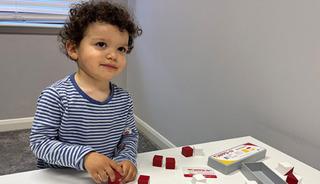2 yaşında kitap okuyor, 5 dilde sayabiliyor! 