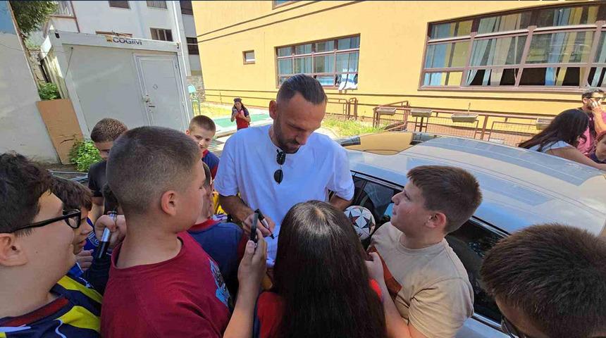 Vedat Muriqi&rsquo;e Prizren&rsquo;de &ouml;ğrencilerden b&uuml;y&uuml;k ilgi