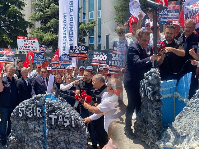 Memurlar eylemde, taleplerini dile getirdiler! İlgin&ccedil; an: Bakanlık &ouml;n&uuml;ne getirip b&ouml;yle kırdılar