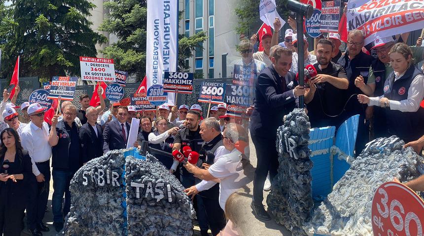 Memurlar eylemde, taleplerini dile getirdiler! İlgin&ccedil; an: Bakanlık &ouml;n&uuml;ne getirip b&ouml;yle kırdılar