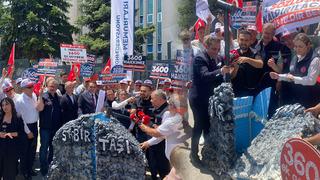 Memurlar eylemde, taleplerini dile getirdiler! İlginç an: Bakanlık önüne getirip böyle kırdılar
