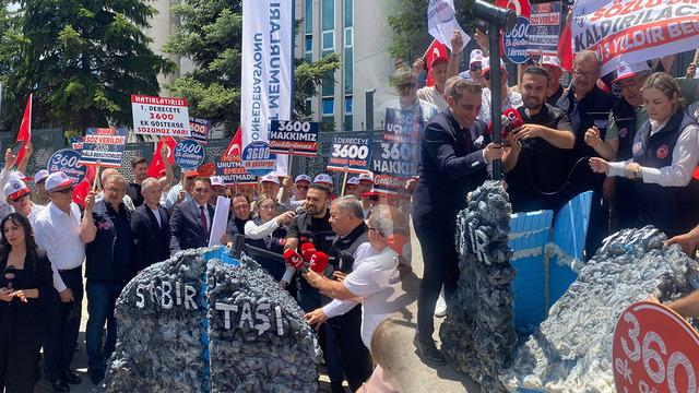 Memurlar eylemde, taleplerini dile getirdiler! İlginç an: Bakanlık önüne getirip böyle kırdılar