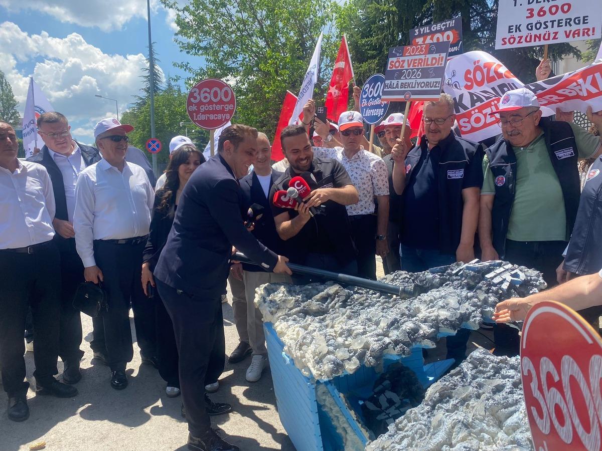 Memurlar eylemde, taleplerini dile getirdiler! İlginç an: Bakanlık önüne getirip böyle kırdılar 1