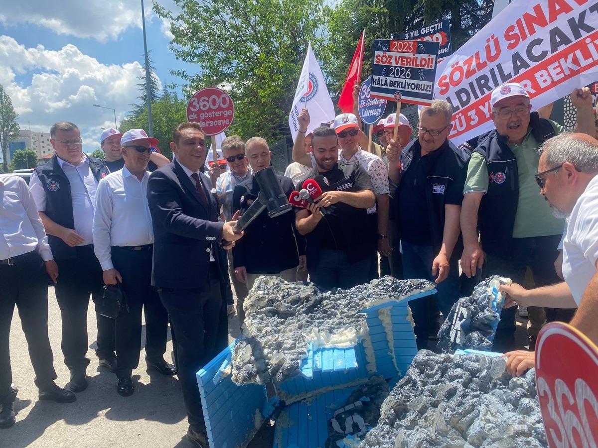 Memurlar eylemde, taleplerini dile getirdiler! İlginç an: Bakanlık önüne getirip böyle kırdılar 2