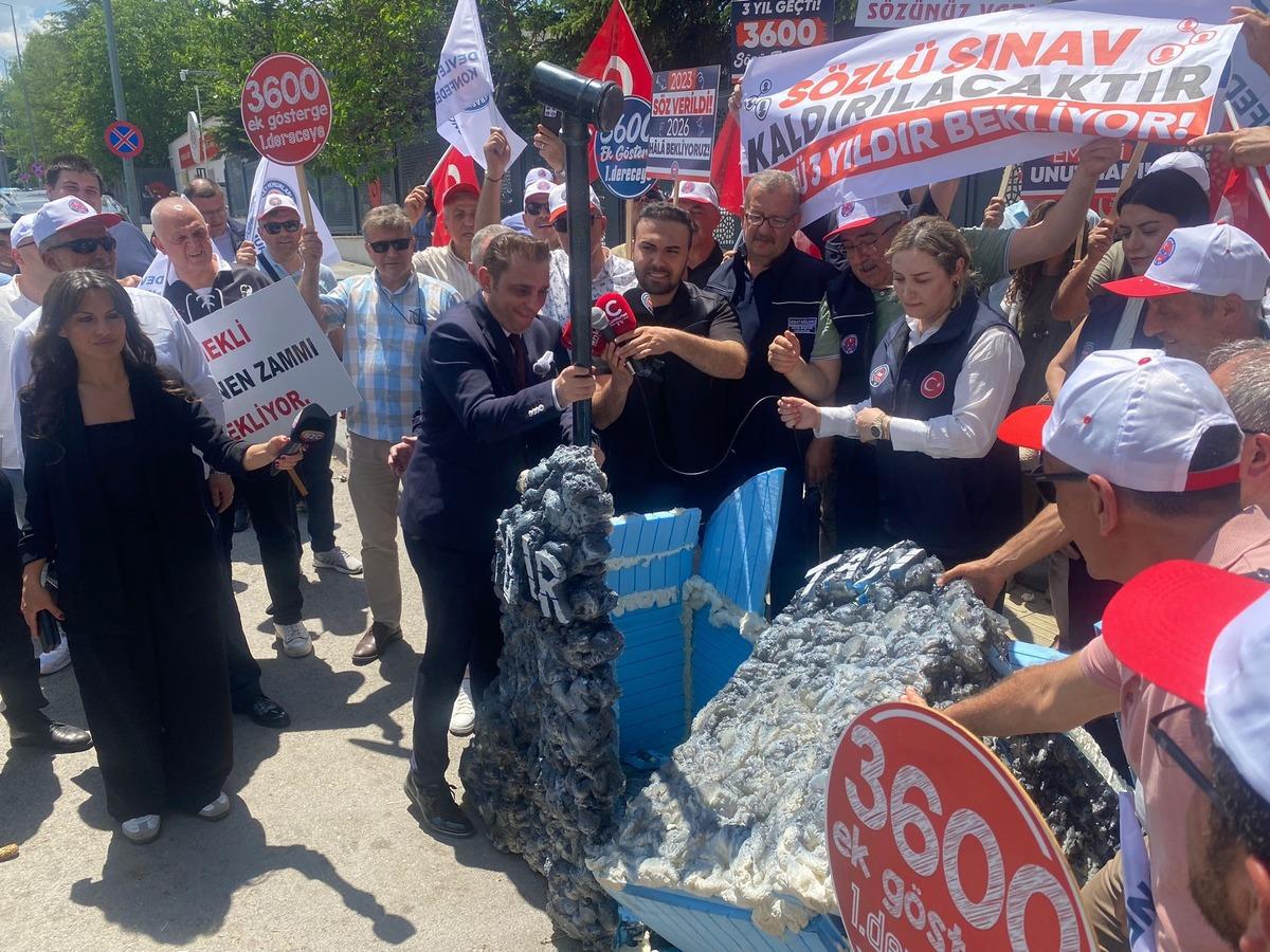 Memurlar eylemde, taleplerini dile getirdiler! İlginç an: Bakanlık önüne getirip böyle kırdılar 3