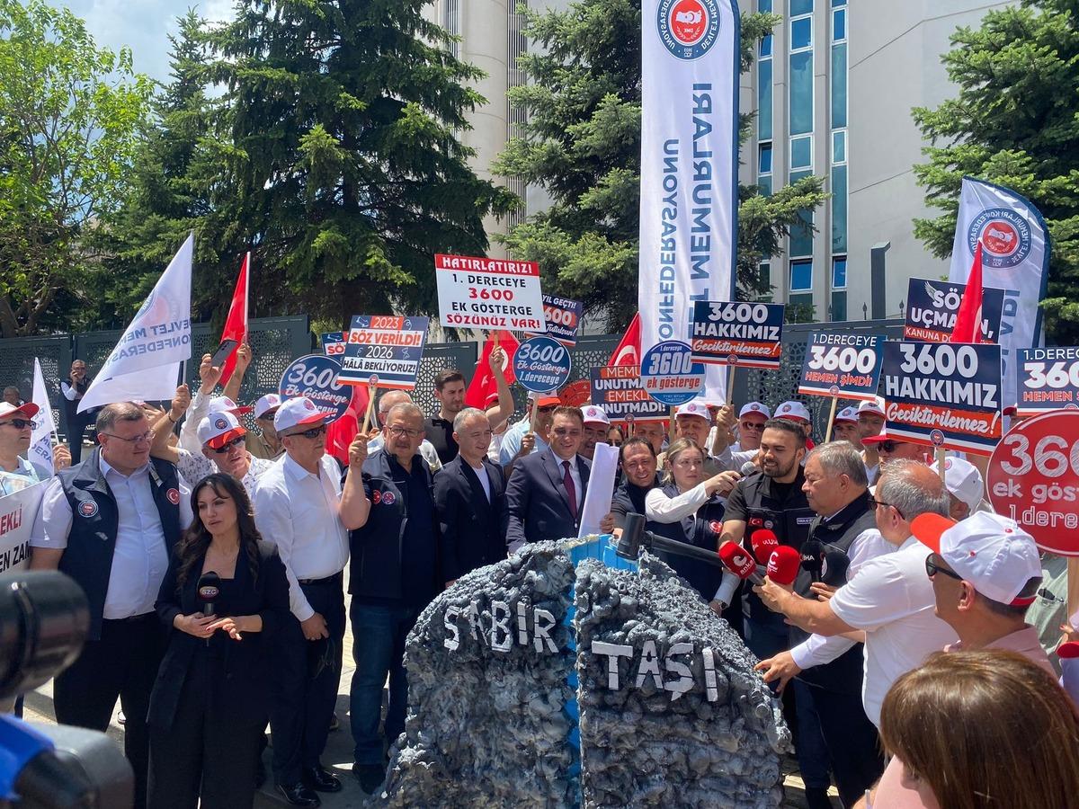 Memurlar eylemde, taleplerini dile getirdiler! İlginç an: Bakanlık önüne getirip böyle kırdılar 4