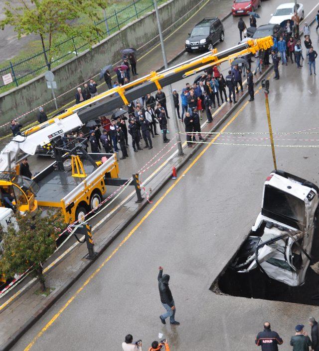 Karayolundaki göçük pikabı yuttu (2)