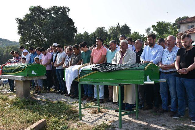 Annesi ve yeğeninin cenaze namazını kıldırdı