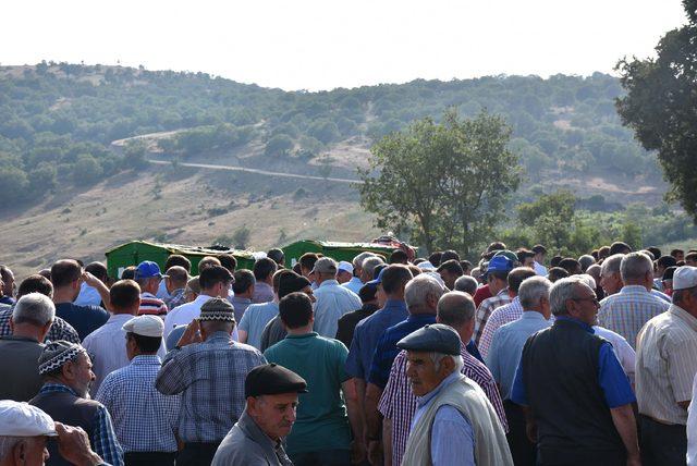 Annesi ve yeğeninin cenaze namazını kıldırdı