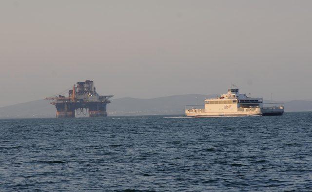 Boğazı trafiğe kapatan petrol platform gemisi Yalova’ya ulaştı