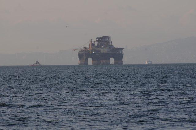 Boğazı trafiğe kapatan petrol platform gemisi Yalova’ya ulaştı