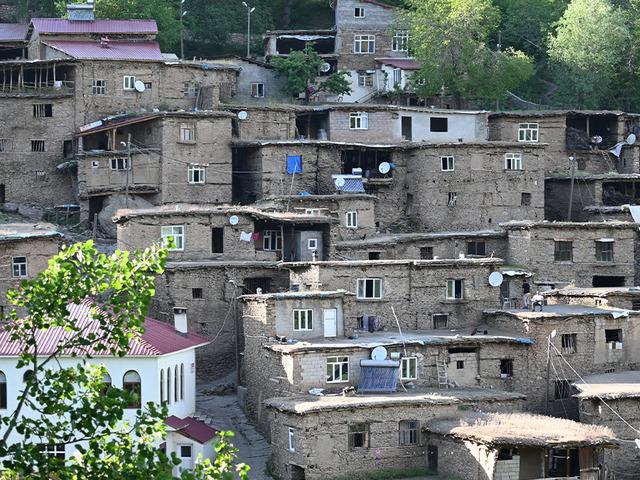 Yamacın eteğinde 300 yıllık evler, ilgin&ccedil; mimarisiyle dikkat &ccedil;ekiyor