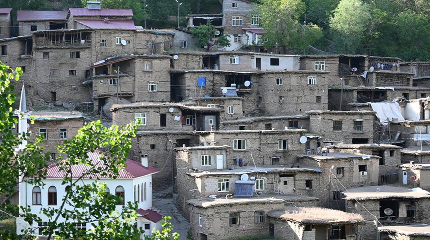 Yamacın eteğinde 300 yıllık evler, ilgin&ccedil; mimarisiyle dikkat &ccedil;ekiyor