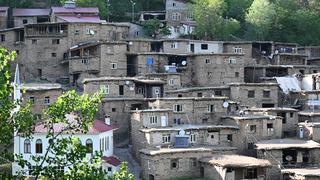 Yamacın eteğinde 300 yıllık evler, ilginç mimarisiyle dikkat çekiyor