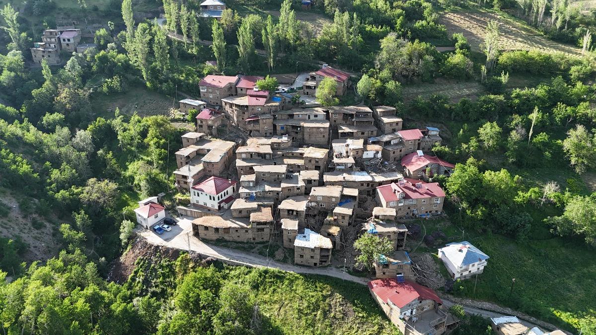 Yamacın eteğinde 300 yıllık evler, ilginç mimarisiyle dikkat çekiyor 1