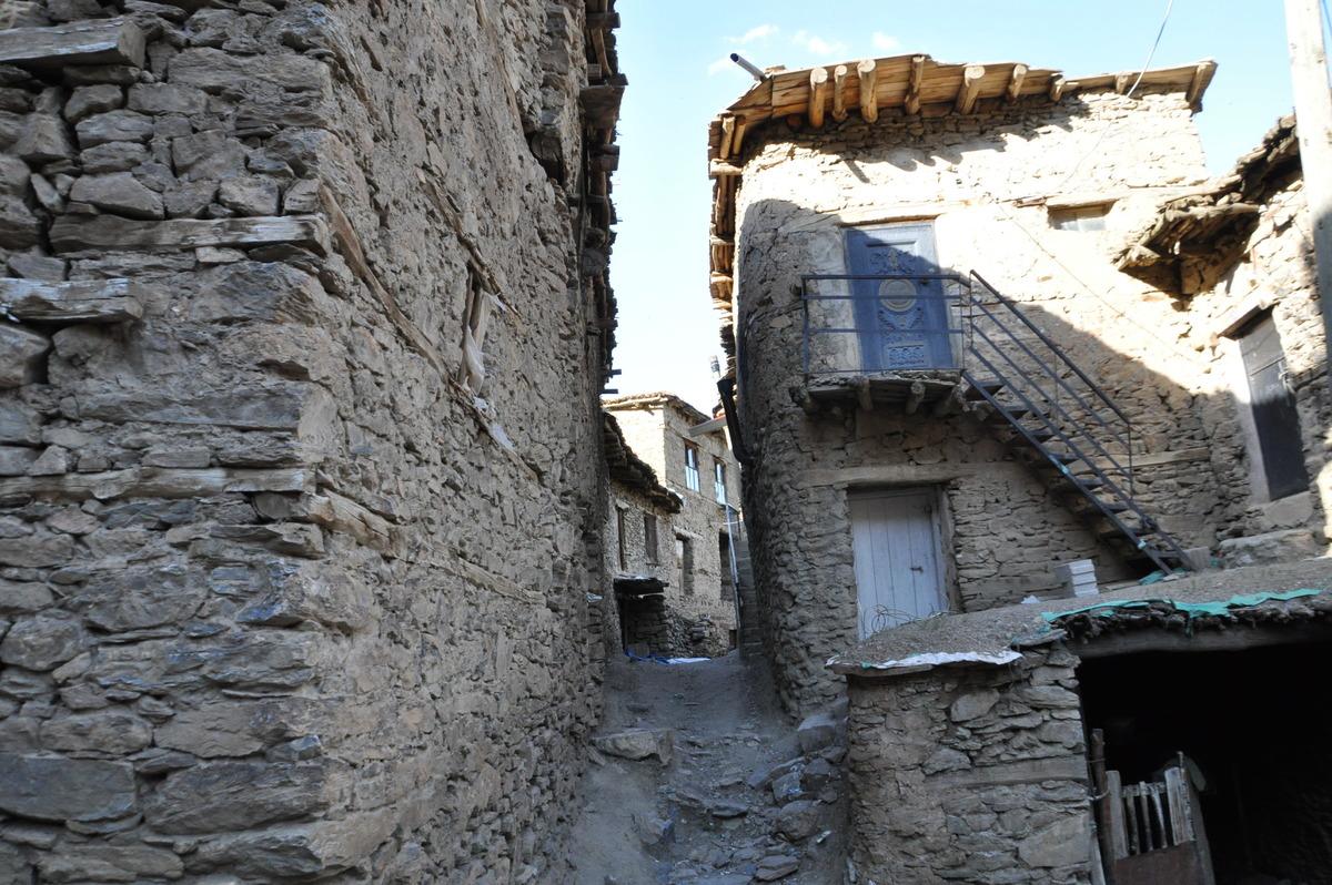 Yamacın eteğinde 300 yıllık evler, ilginç mimarisiyle dikkat çekiyor 2