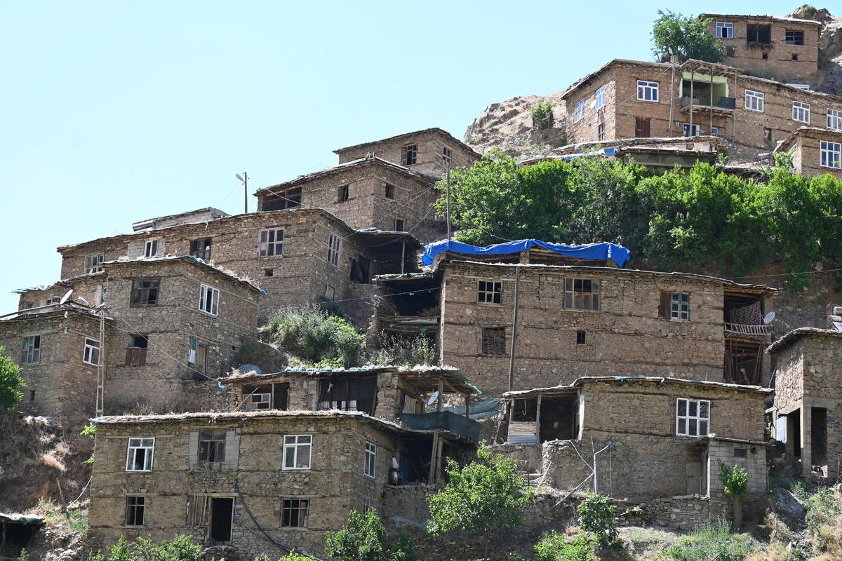 Yamacın eteğinde 300 yıllık evler, ilginç mimarisiyle dikkat çekiyor 3