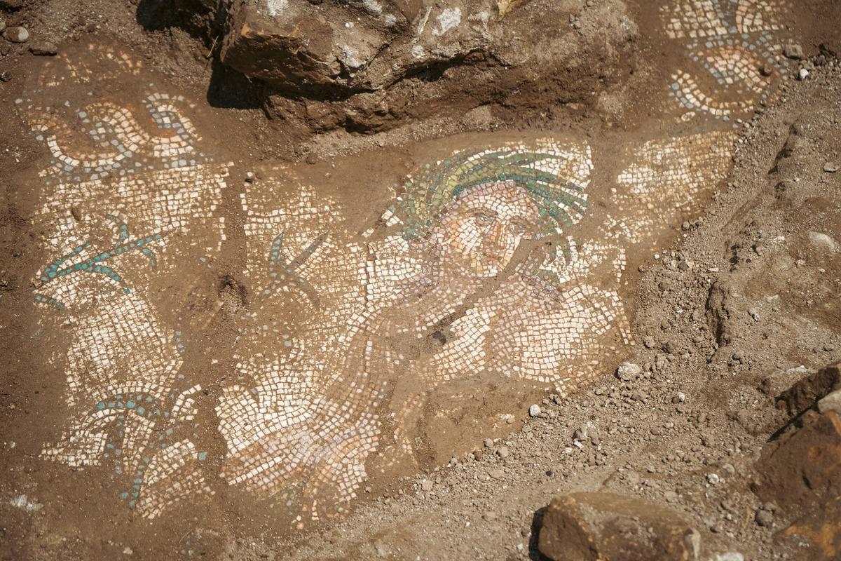 Bakan Ersoy m&uuml;jdeyi verdi: M.S. 3. Y&uuml;zyıla ait nadir mozaik ortaya &ccedil;ıkarıldı 4