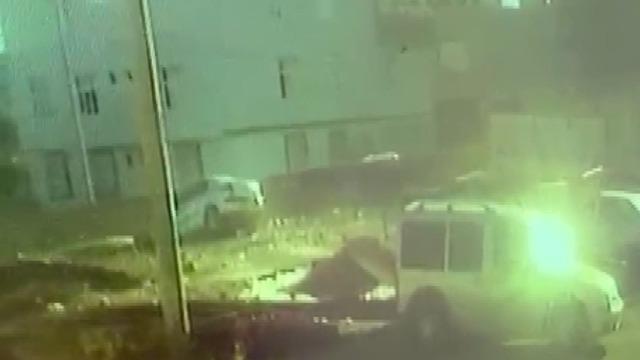 Şanlıurfa’da park halindeki aracın çukura düşmesi kamerada
