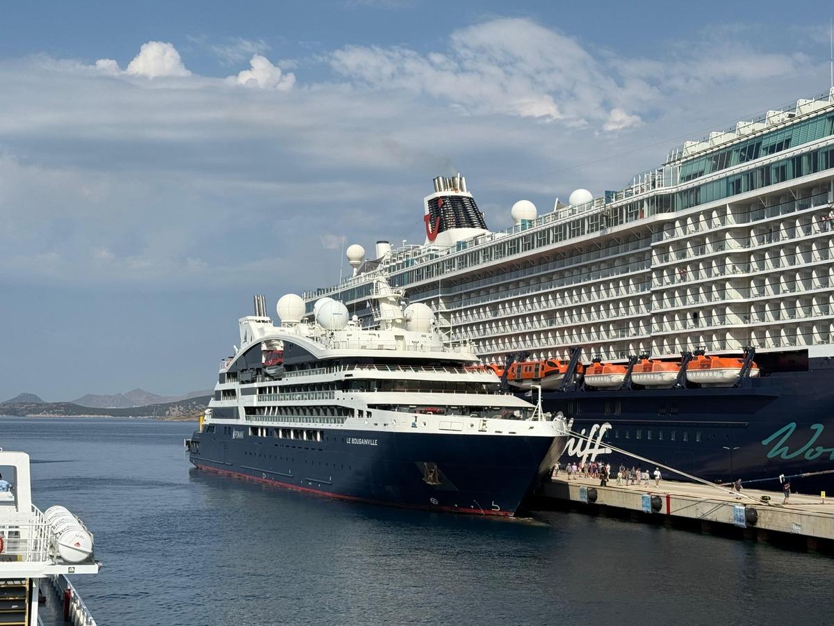 Aynı g&uuml;n iki kruvaziyer, Bodrum&rsquo;a 2 bin 583 turist getirdi 2