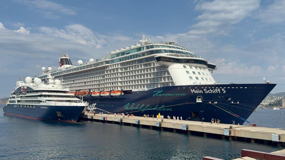 Aynı g&uuml;n iki kruvaziyer, Bodrum&rsquo;a 2 bin 583 turist getirdi 1